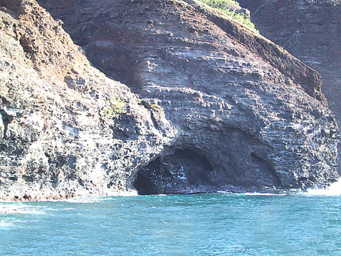 Höhlen in der Steilküste Fotos